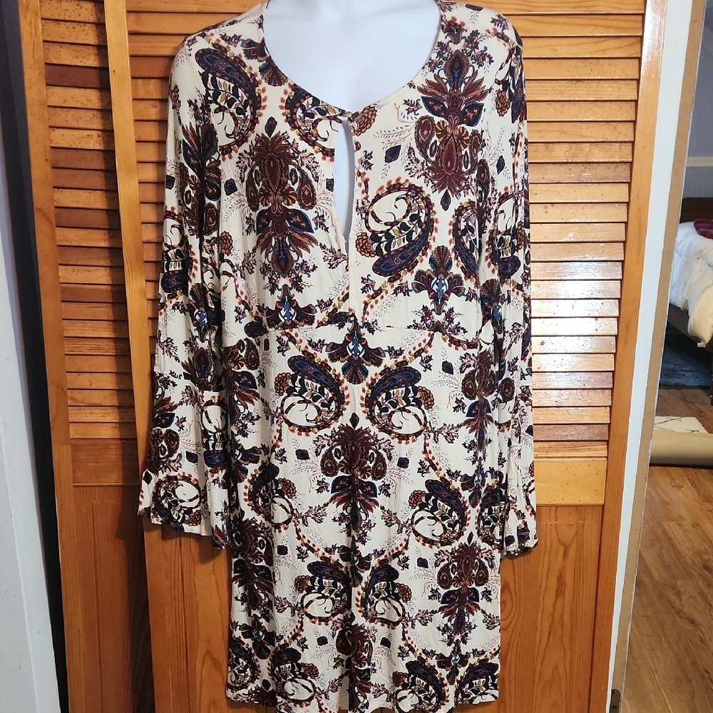 VENUS Keyhole Long Sleeve Dress with Paisley in Cream and Brown